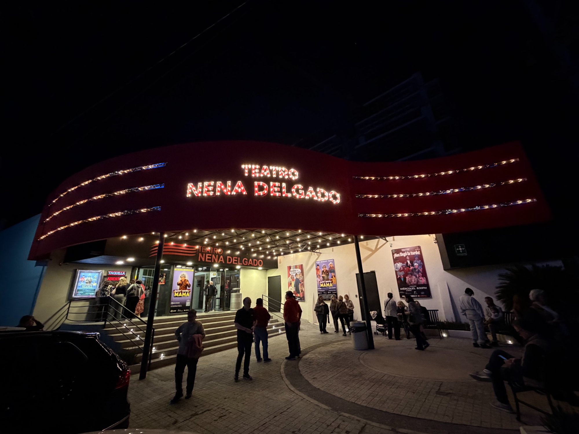 Entrada Teatro Nena Delgado con público