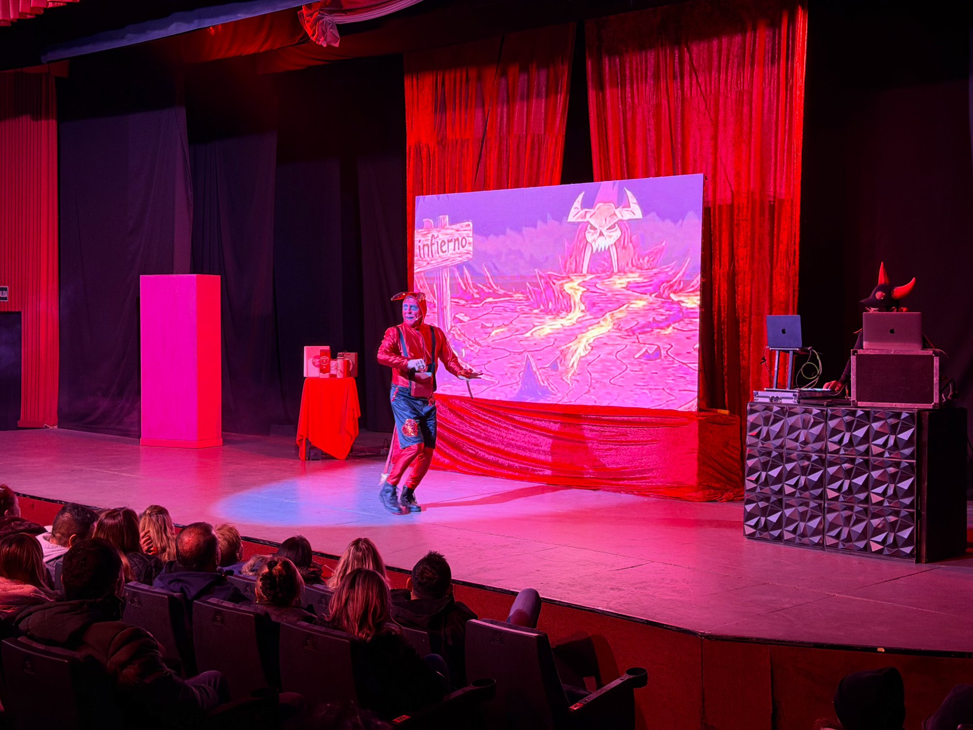 El Diablo se viste de Nena en Teatros Versalles